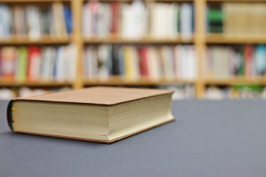 Siyah arkaplan üzerine kahverengi bir kitap