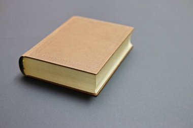 Siyah arkaplan üzerine kahverengi bir kitap
