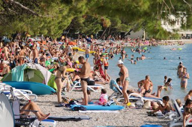 MAKARSKA, CROATIA, 24 Temmuz 2020 Turistler yaz tatilinin tadını çıkarıyorlar.