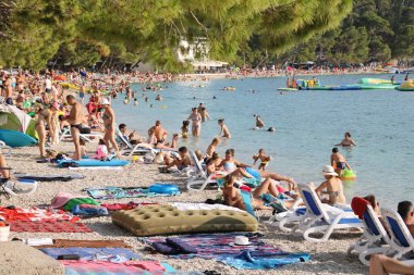 MAKARSKA, CROATIA, 24 Temmuz 2020 Turistler yaz tatilinin tadını çıkarıyorlar.