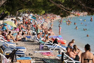 MAKARSKA, CROATIA, 24 Temmuz 2020 Turistler yaz tatilinin tadını çıkarıyorlar.