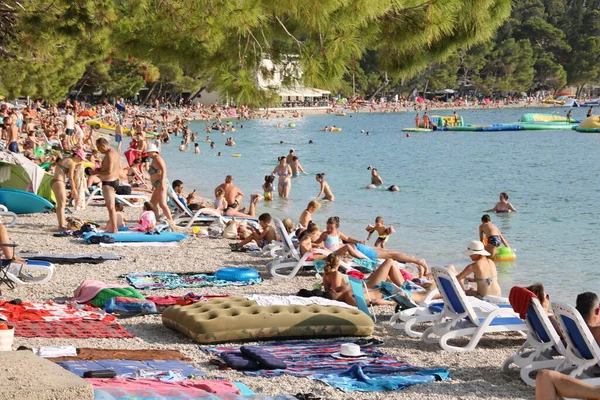 Makarska Croatia Julho 2020Os Turistas Apreciam Sol Mar Passar Suas — Fotografia de Stock