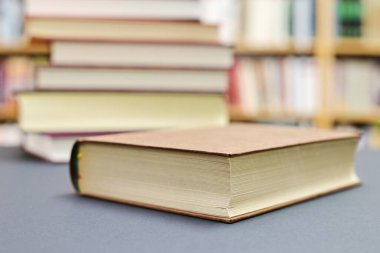 Siyah arkaplan üzerine kahverengi bir kitap