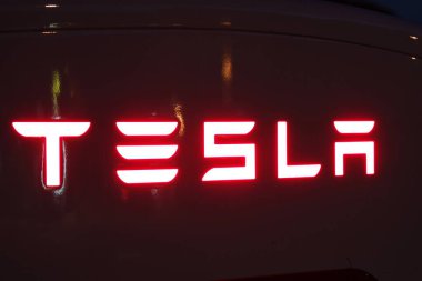 Vrgorac, Hırvatistan, 25.07.2020. Geceleri elektrikli arabalar için Tesla süperşarj aleti