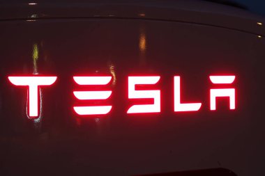 Vrgorac, Hırvatistan, 25.07.2020. Geceleri elektrikli arabalar için Tesla süperşarj aleti