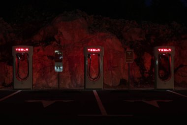 Vrgorac, Hırvatistan, 25.07.2020. Geceleri elektrikli arabalar için Tesla süperşarj aleti