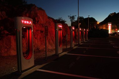 Vrgorac, Hırvatistan, 25.07.2020. Geceleri elektrikli arabalar için Tesla süperşarj aleti