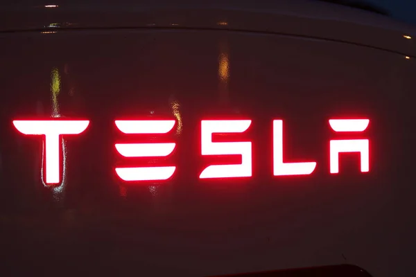 Vrgorac Kroatien 2020 Tesla Kompressor Für Elektroautos Der Nacht — Stockfoto
