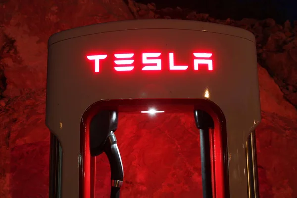 Vrgorac Croacia 2020 Tesla Sobrecarga Para Coches Eléctricos Por Noche — Foto de Stock