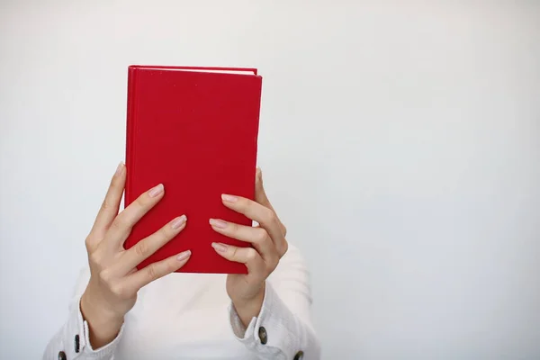 Молодая Девушка Держит Руке Книгу — стоковое фото