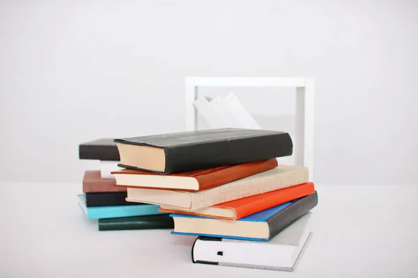 Montón Libros Sobre Blanco — Foto de Stock