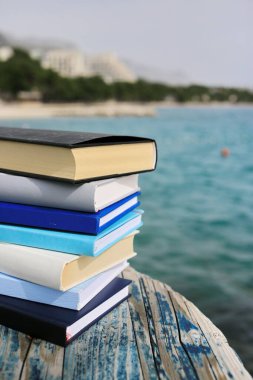  Sahilde, deniz kenarında yığınla kitap.