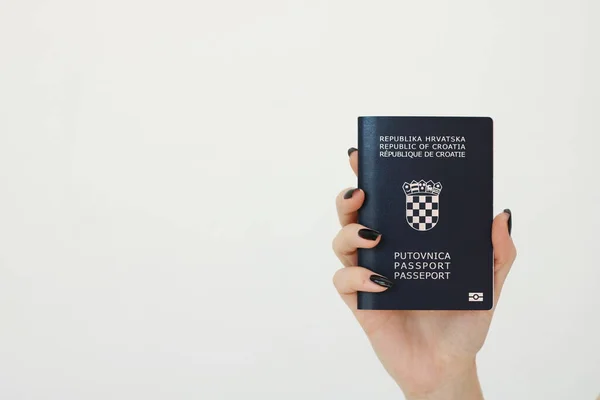 Хорватский Паспорт Руке Девушки — стоковое фото