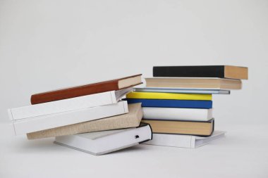 Beyaz arkaplan üzerine kitap yığını