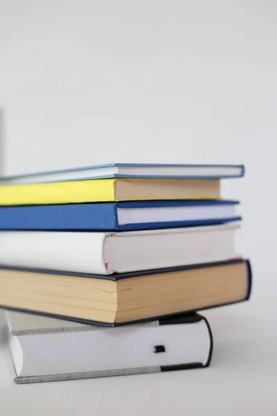 Montón Libros Sobre Fondo Blanco — Foto de Stock