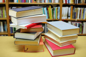 Hromada knih v knihovně