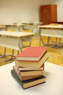  Kitaplar sınıftaki okul masasında.