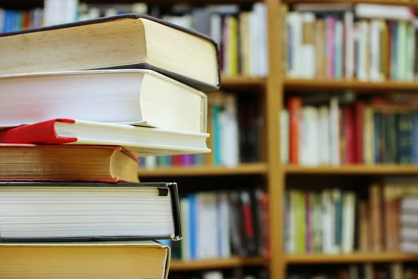Kütüphanede kitap yığını