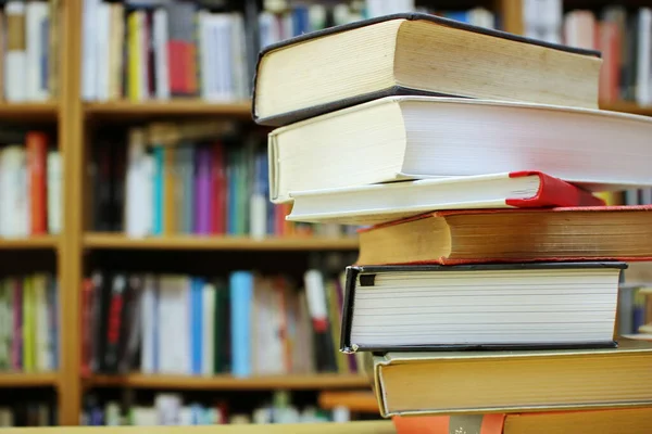 Kütüphanede kitap yığını