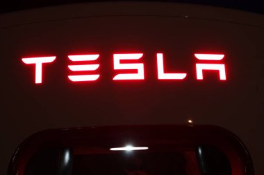 Geceleri elektrikli arabalar için Tesla süperşarj aleti
