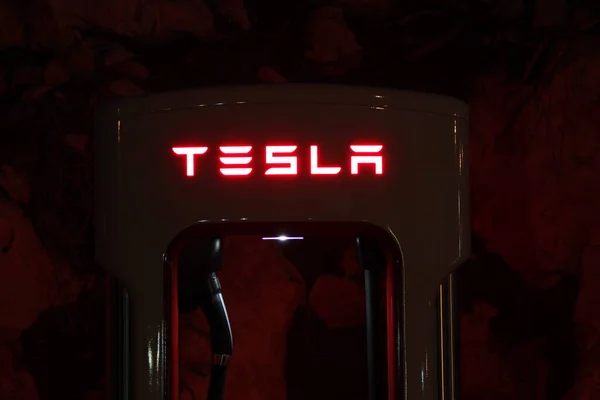 Tesla Sobrecarga Para Coches Eléctricos Por Noche — Foto de Stock