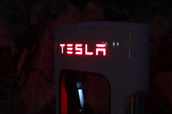 Тесла Перезаряджає Електромобілі Вночі — стокове фото