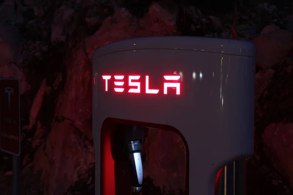 Tesla Sobrecarga Para Coches Eléctricos Por Noche — Foto de Stock