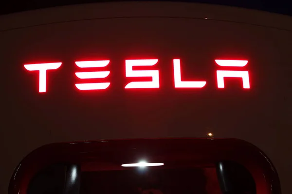 Tesla Kompressor Für Elektroautos Der Nacht — Stockfoto