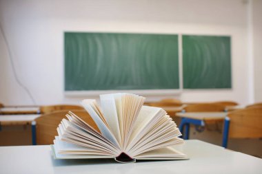 Sınıfın masasında açık bir kitap.