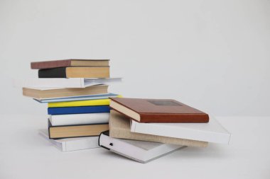 Beyaz arkaplan üzerine kitap yığını