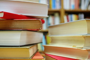 Kütüphanede kitap yığını