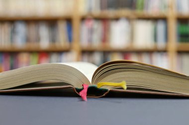 Kütüphanede siyah bir arkaplan üzerine açık bir kitap