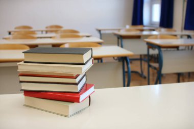 Kitaplar sınıftaki okul masasında.