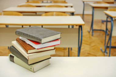 Kitaplar sınıftaki okul masasında.