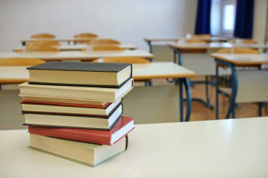 Kitaplar sınıftaki okul masasında.