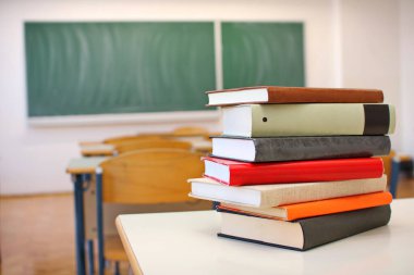 Kitaplar sınıftaki okul masasında.