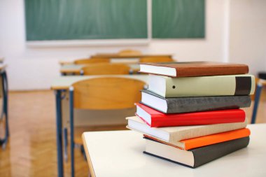 Kitaplar sınıftaki okul masasında.