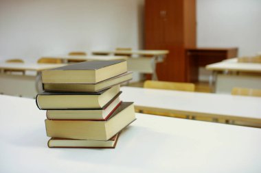 Kitaplar sınıftaki okul masasında.