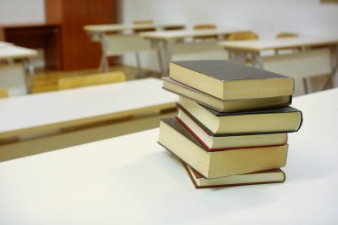 Kitaplar sınıftaki okul masasında.