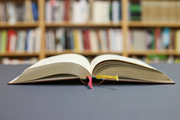 Livro Aberto Sobre Fundo Preto Biblioteca — Fotografia de Stock