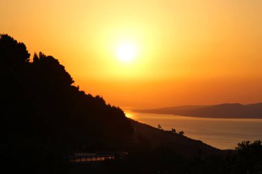 Dağ çimlerinde gün batımı