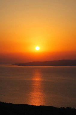 Dağ çimlerinde gün batımı