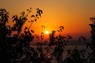 Dağ çimlerinde gün batımı