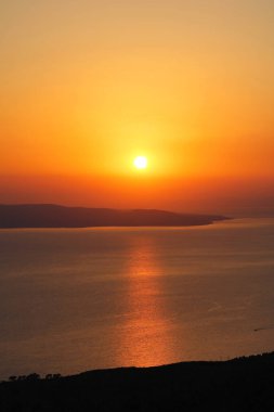 Dağ çimlerinde gün batımı