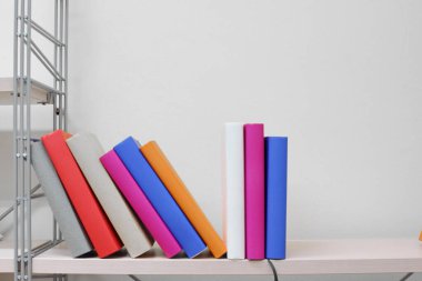 Rafta bir yığın kitap.