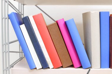 Rafta bir yığın kitap.