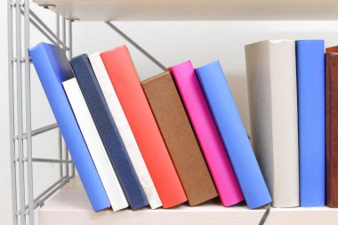 Rafta bir yığın kitap.