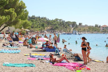 Makarska, Hırvatistan, 3 Ağustos 2020 Turistler yaz tatilinin tadını çıkarıyorlar. Hırvatistan 'da güneşleniyorlar ve denizde yüzüyorlar.