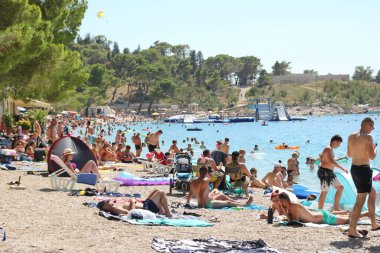 Makarska, Hırvatistan, 3 Ağustos 2020 Turistler yaz tatilinin tadını çıkarıyorlar. Hırvatistan 'da güneşleniyorlar ve denizde yüzüyorlar.