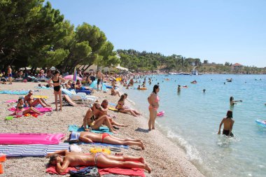 Makarska, Hırvatistan, 3 Ağustos 2020 Turistler yaz tatilinin tadını çıkarıyorlar. Hırvatistan 'da güneşleniyorlar ve denizde yüzüyorlar.